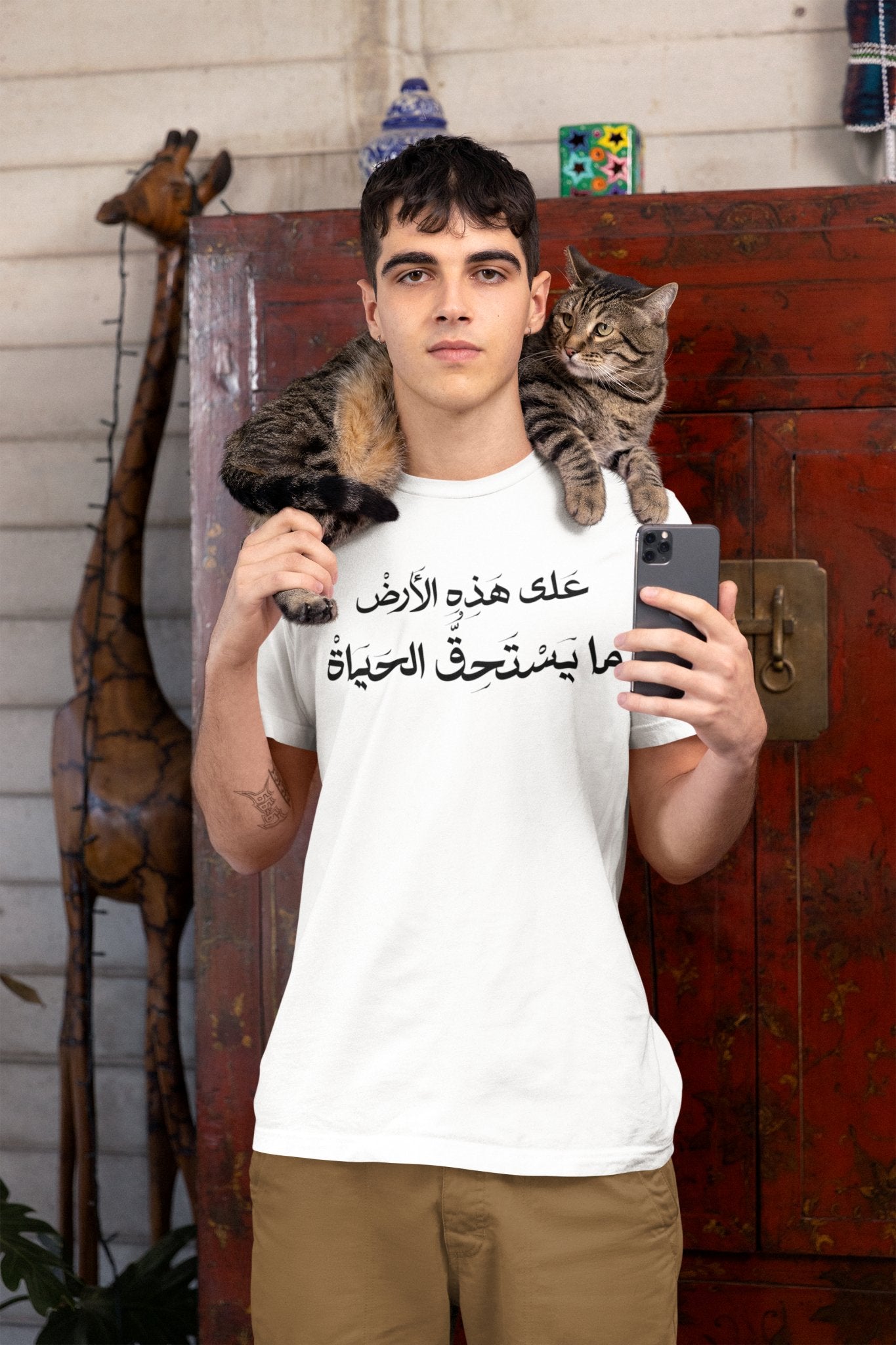 Mahmoud Darwish - On This Earth T-shirt - T-Shirt - Middle Shark